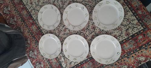 Eet servies. ( Zo goed als nieuw ) nooit gebruikt...17 stuks, Huis en Inrichting, Keuken | Servies, Nieuw, Kop(pen) en/of Schotel(s)