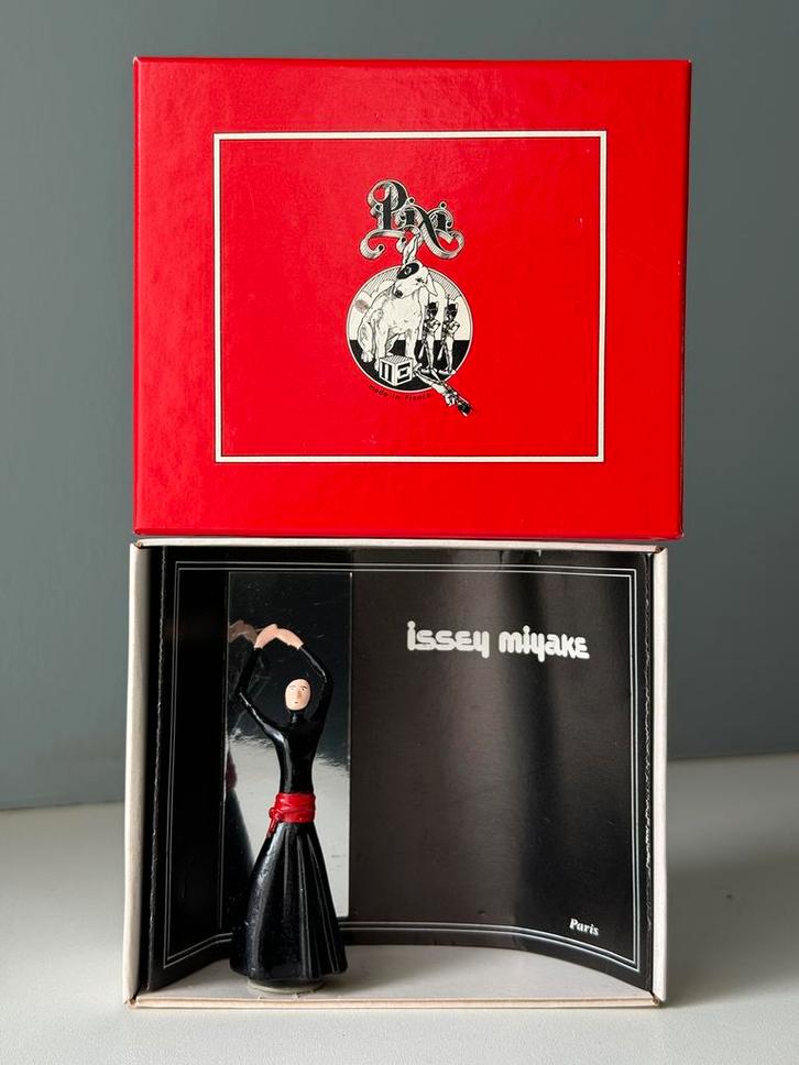 Issey Miyake 1977 pixi-modus - de makers van serie nummer 1, Verzamelen, Beelden en Beeldjes, Zo goed als nieuw, Ophalen of Verzenden