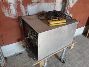 Bouwlift (katrolsysteem) + geleidingsrails + noodstops beschikbaar voor biedingen