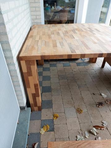 Mooie massief houten eettafel  beschikbaar voor biedingen