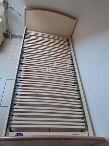Lit + table de nuit + matelas beschikbaar voor biedingen