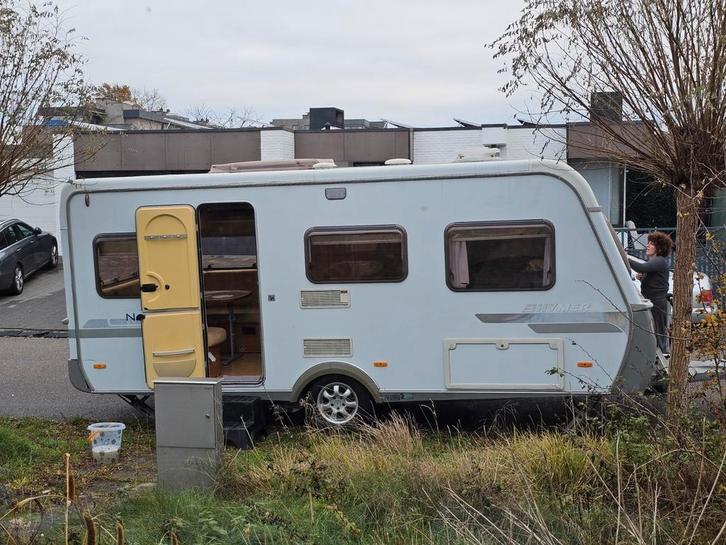 Hymer eriba nova, Caravans en Kamperen, Caravans, Particulier, tot en met 4, 1250 - 1500 kg, Rondzit, Eriba, Dwarsbed, Omvormbare zithoek