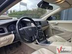 Volvo V60 1.6 T3 Kinetic | Leder | Climate | Cruise | Navi |, Auto's, Volvo, 139 g/km, Zwart, Start-stop-systeem, Overige kleuren