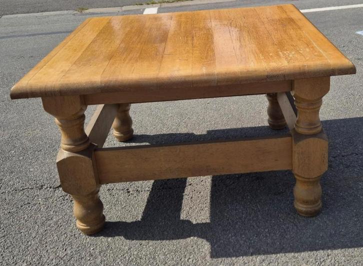 Table basse chêne massif 80x80 cm  solide, à relooker, Maison & Meubles, Tables | Tables de salon, Utilisé, Carré, Chêne, Enlèvement