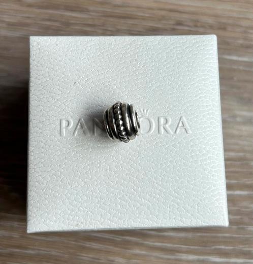 Boule à breloques Pandora en argent, excellent état, Bijoux, Sacs & Beauté, Bracelets à breloques, Comme neuf, Pandora, Argent