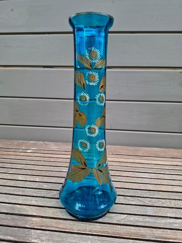 Vaas in glas. beschikbaar voor biedingen