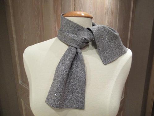 Nieuw zilverkleurig InWear sjaaltje, Kleding | Dames, Mutsen, Sjaals en Handschoenen, Nieuw, Sjaal, Verzenden