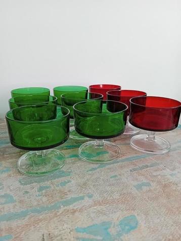 9 vintage Luminarc glazen in groen en rood beschikbaar voor biedingen
