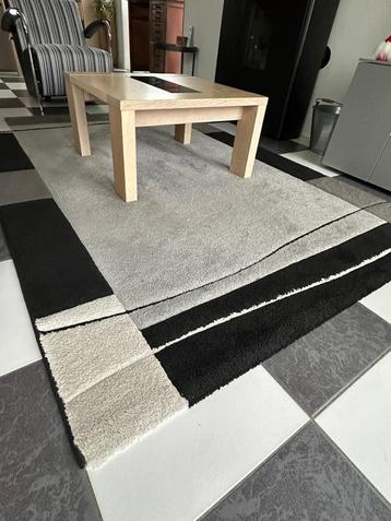Twee tapijten grijs-zwart-wit beschikbaar voor biedingen