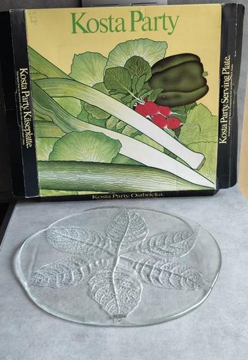 kosta party serving plate met doos beschikbaar voor biedingen