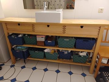 Badkamermeubilair van licht hout beschikbaar voor biedingen