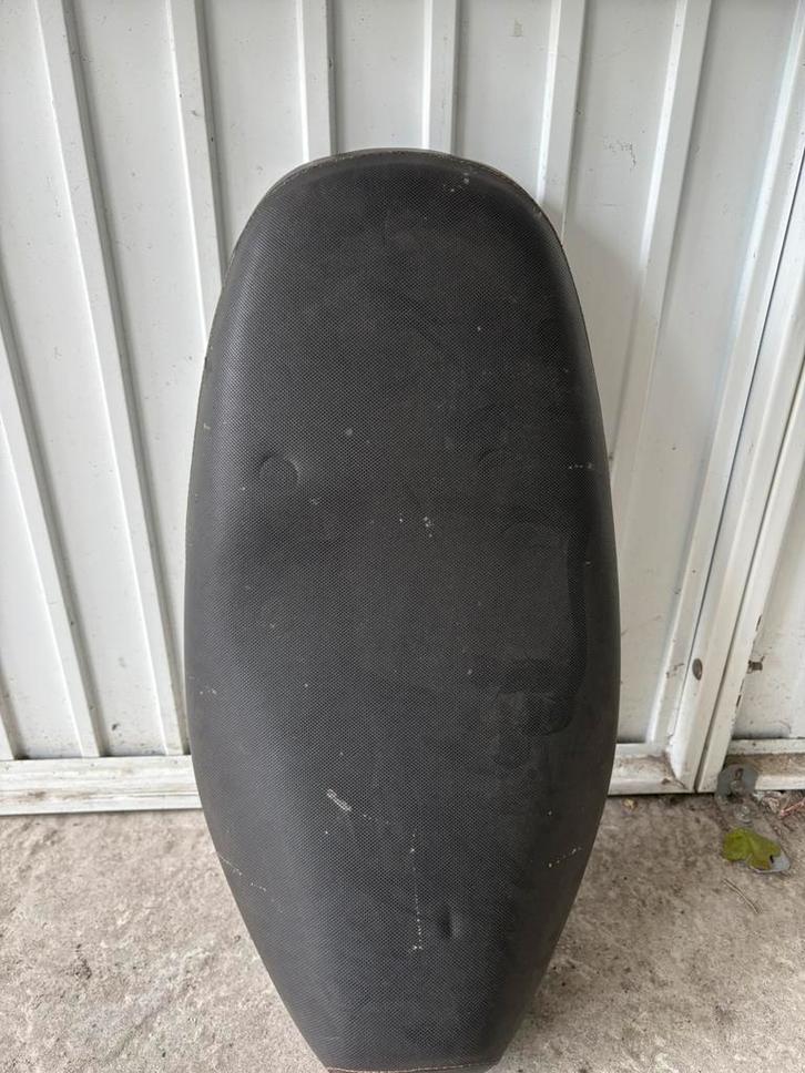 Yamaha Aerox / MBK Nitro zadel – origineel 5WW-F4730-00PP, Fietsen en Brommers, Brommeronderdelen | Scooters, Zo goed als nieuw