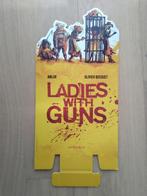 BD Ladies with Guns PLV Anlor Bocquet 54,5 cm sur 25,5 cm, Collections, Enlèvement ou Envoi, Autres personnages, Utilisé, Image, Affiche ou Autocollant