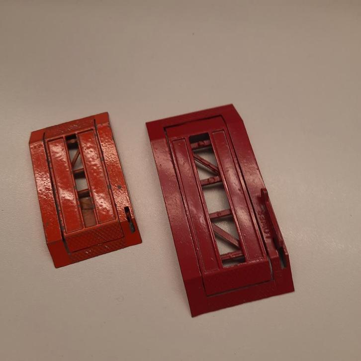 FABRIQUÉ AU ROYAUME-UNI : 2 TABLES ÉLÉVATRICES POUR VOITURES, Hobby & Loisirs créatifs, Voitures miniatures | 1:87, Utilisé, Voiture