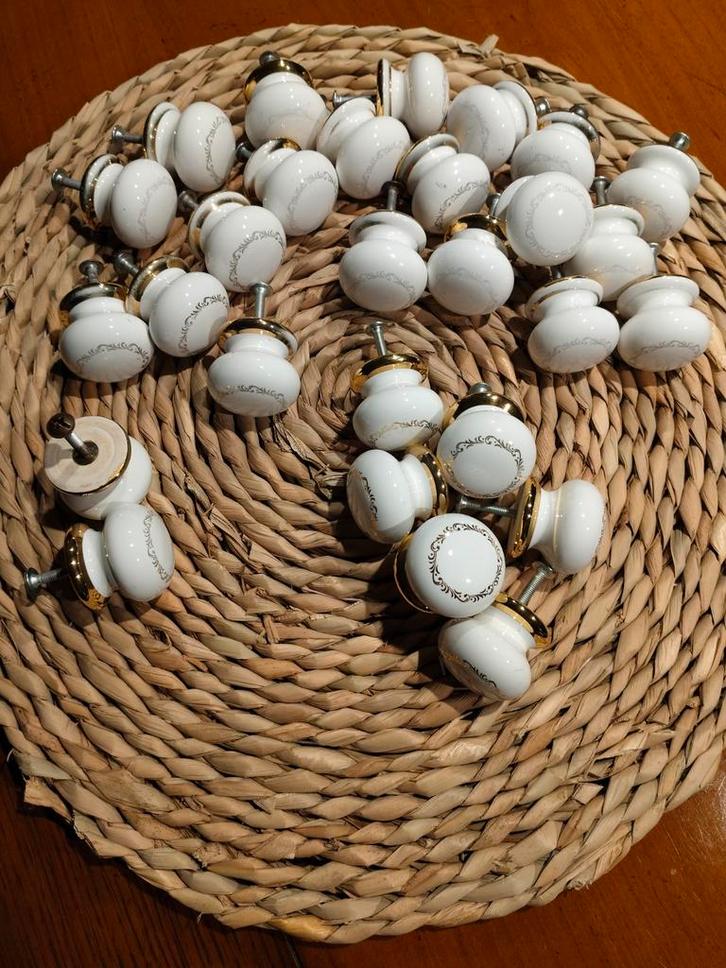 28 witte deurknoppen van vol porselein met schroeven., Antiek en Kunst, Antiek | Meubels | Kasten, Ophalen of Verzenden