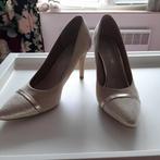 Schoenen beige met goud afgewerkt T38 nog nieuw, Kleding | Dames, Schoenen, Ophalen, Zo goed als nieuw, Beige, Pumps