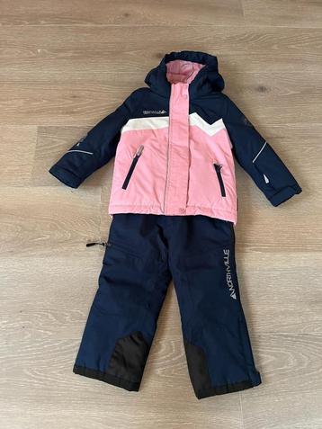 Skipak maat 98 + 2 paar skisokken + handschoenen + 2 truien beschikbaar voor biedingen