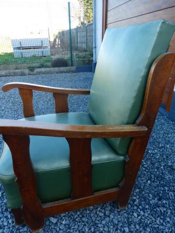 Ancien fauteuil faisant relax, couleur vert