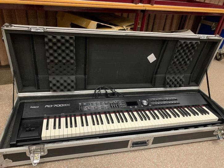 Elektrische piano incl flightcase, standaard en pedaal, Muziek en Instrumenten, Piano's, Zo goed als nieuw, Piano, Zwart, Digitaal