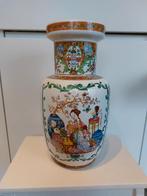 Chinese porseleinen vaas in de stijl van Famille Rose., Antiek en Kunst, Ophalen