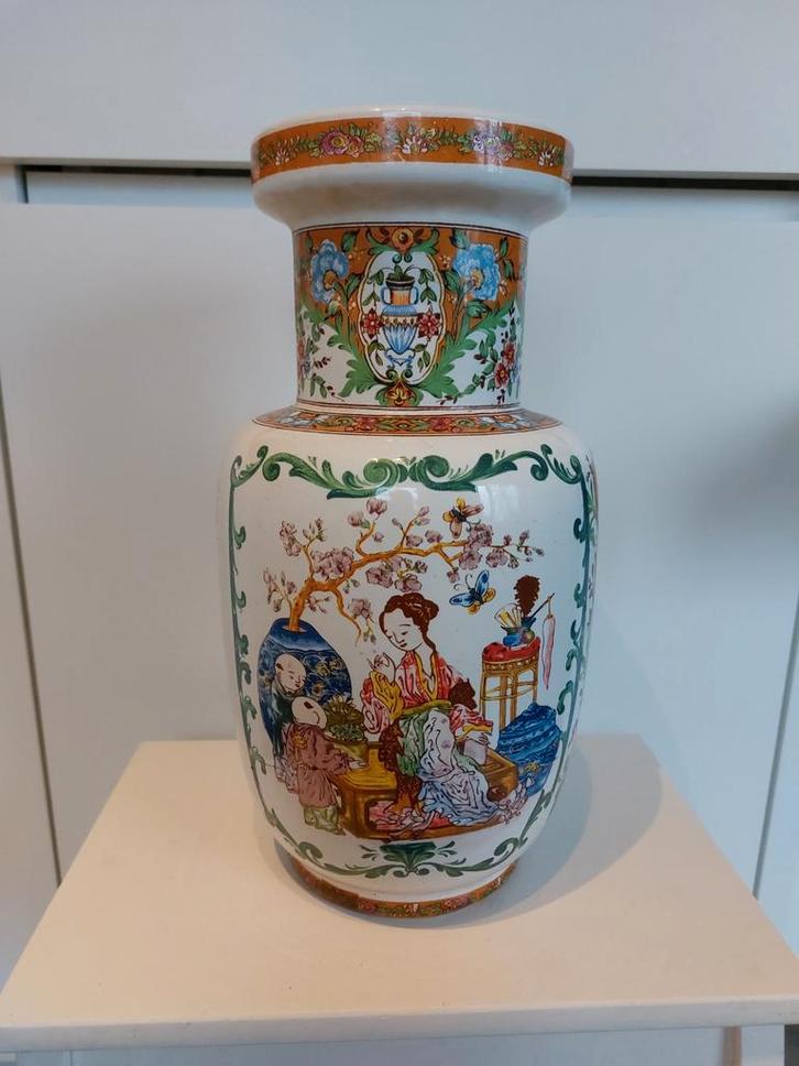 Chinese porseleinen vaas in de stijl van Famille Rose., Antiek en Kunst, Antiek | Vazen, Ophalen
