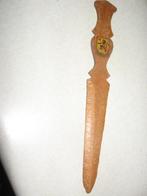 Coupe-papier en bois verni avec d'un côté l'ancien écusson d, Enlèvement ou Envoi, Neuf