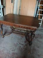 Oude antieke tafel met gebruikssporen, Ophalen