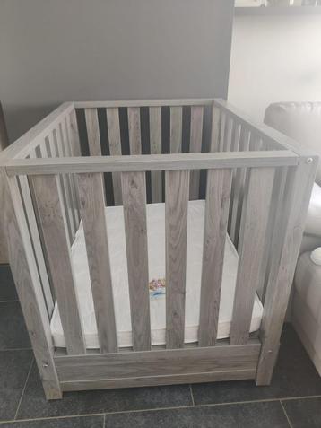 Box met matras en lade onderaan beschikbaar voor biedingen