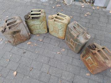 5 jerrykans beschikbaar voor biedingen
