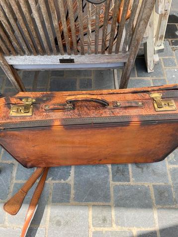 Oude reiskoffer beschikbaar voor biedingen