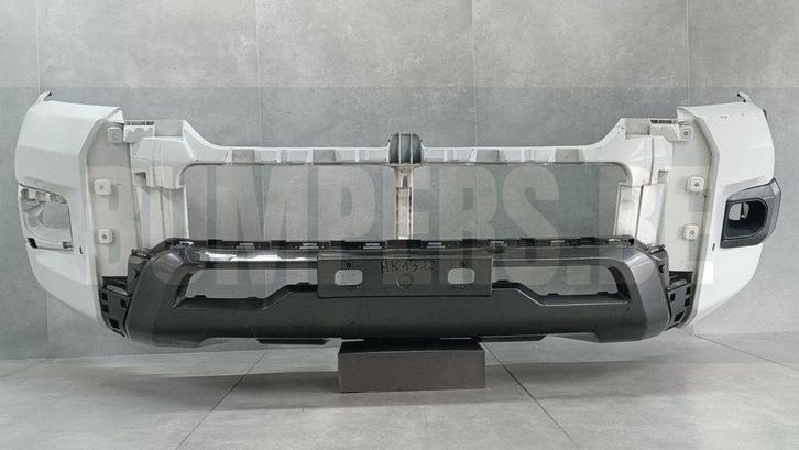 Bumper TOYOTA HILUX 8 FACELIFT INVINCIBLE 19- 52410-YP020 Vo, Auto-onderdelen, Carrosserie, Bumper, Voor, Gebruikt, 6 maanden garantie
