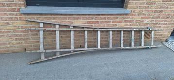 Houten ladder beschikbaar voor biedingen