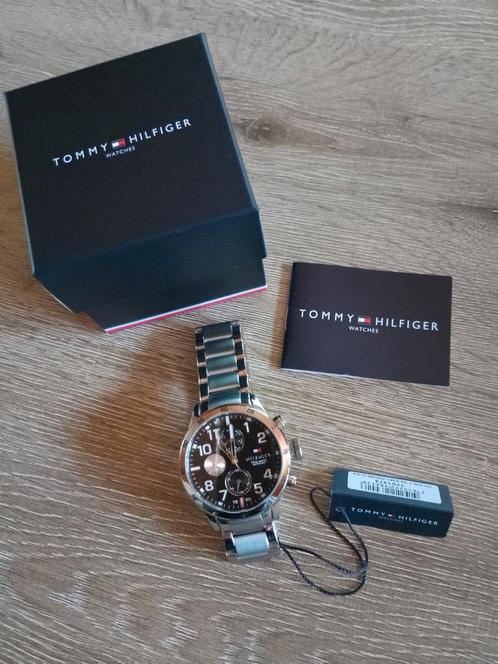 Montre "Tommy Hilfiger" (Modèle Grand prix) nouvelle., Handtassen en Accessoires, Horloges | Heren, Nieuw, Ophalen