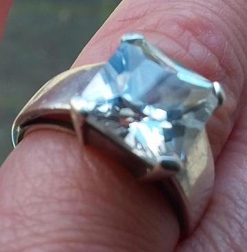Geërfd. Mooi ring.

 beschikbaar voor biedingen
