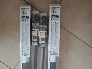 2x rolgordijnen, 2x uitschuivbare gordijnroede  beschikbaar voor biedingen