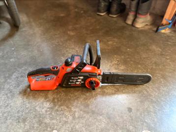 Kettingzaag black en decker defect gratis voor onderdelen., Moins de 600 watts, Enlèvement ou Envoi, Tronçonneuse, 70 mm ou plus