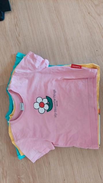 Vier kinder T-shirts  beschikbaar voor biedingen