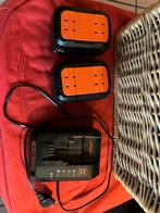 2 batterijen + oplader voor Blacket-Decker grasmaaier, Tuin en Terras, Grasmaaiers, Cirkelmaaier, Gebruikt, Elektrische starter
