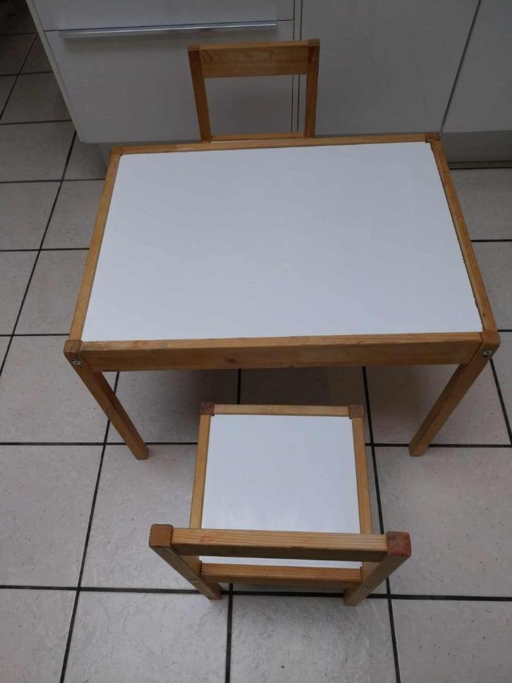 kindertafeltje en twee stoeletjes ikea, Kinderen en Baby's, Kinderkamer | Tafels en Stoelen, Gebruikt, Tafel(s) en Stoel(en), Ophalen