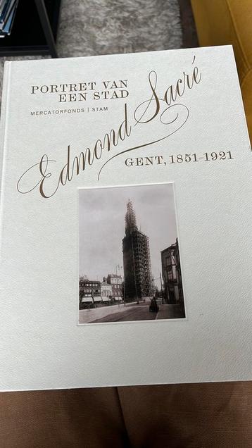 Edmond Sacré. Portret van een stad beschikbaar voor biedingen