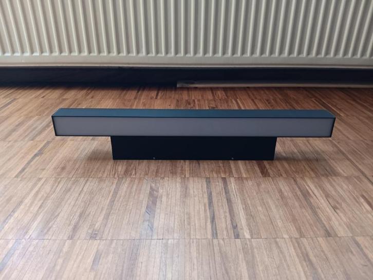 Design zwarte lineaire wandlamp, Huis en Inrichting, Lampen | Wandlampen, Zo goed als nieuw, Metaal, Ophalen of Verzenden