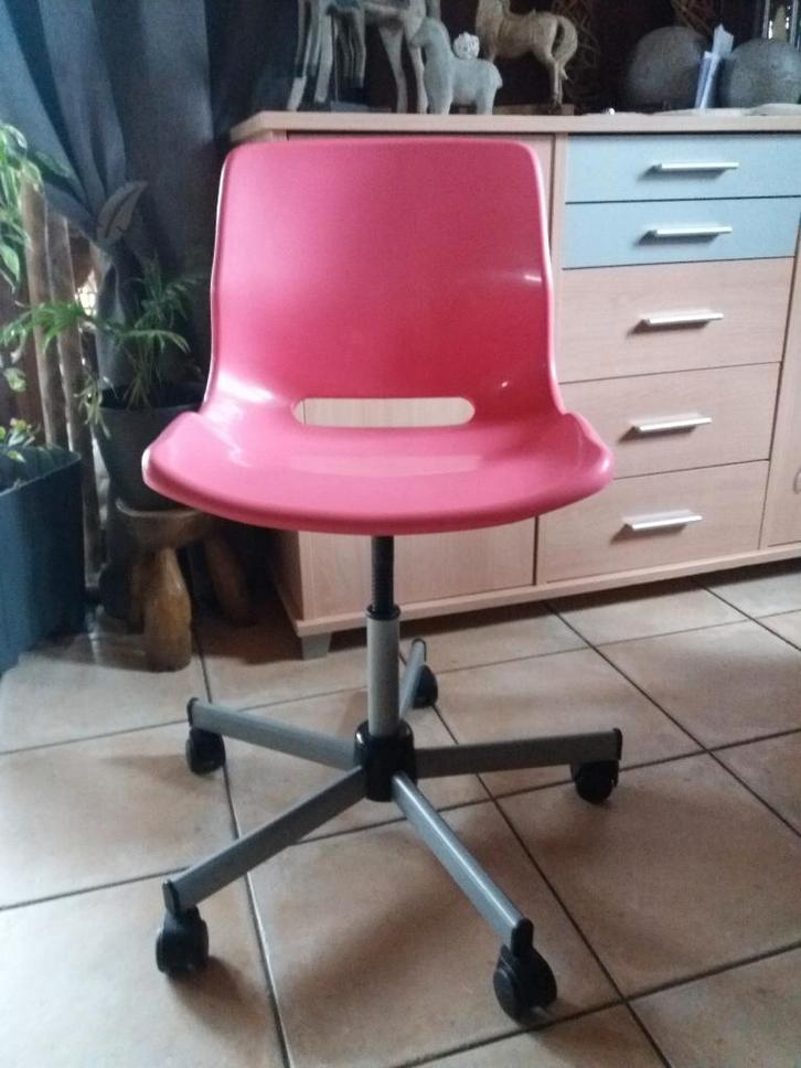 Chaise de bureau rose en bon état., Maison & Meubles, Chaises de bureau, Utilisé, Chaise de bureau, Rose, Enlèvement