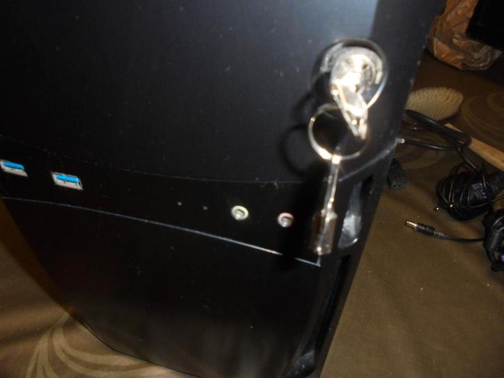 desktop pc mét veiligheidslot en 2 sleutels, Computers en Software, Desktop Pc's, Zo goed als nieuw, SSD, 4 GB, Ophalen