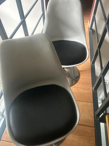 4 of twee keukenstoelen, draaibaar beschikbaar voor biedingen
