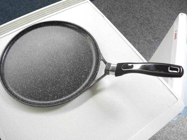 Pizza/pannenkoekpan 32 cm nieuw!, Huis en Inrichting, Keuken | Potten en Pannen, Nieuw, Koekenpan of Braadpan, Aluminium, Inductieplaat