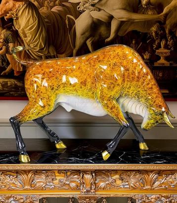 Heel Groot Massief Bronzen Beeld van een Jonge Stier beschikbaar voor biedingen