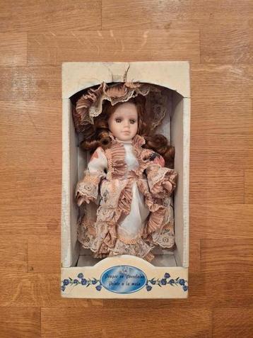 Porseleinen pop  beschikbaar voor biedingen