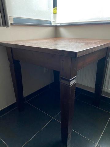Vol houten tafel  beschikbaar voor biedingen