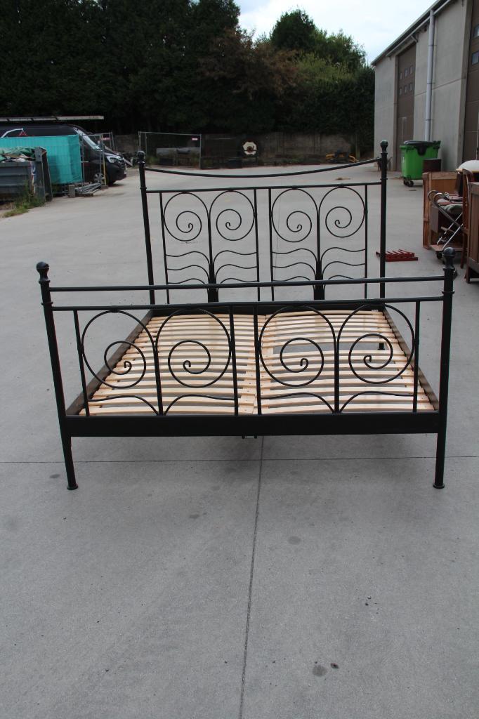 Lit Ikea 160 cm métal noir avec sommiers, Maison & Meubles, Chambre à coucher | Lits, Utilisé, Deux personnes, 160 cm, 200 cm