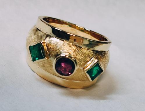 Massieve gouden band ring met smaragden en granat, Handtassen en Accessoires, Ringen, Zo goed als nieuw, Dame of Heer, Kleiner dan 17